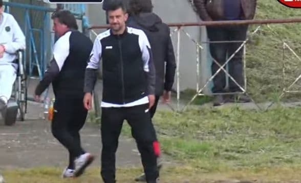 Ком (Берковица) се наложи над Левски (град Левски) с 2:1 в пореден кръг от Северозападната Трета лига. Гостите от Берковица стигнаха до обрат през второто полувреме. "Доволен съм от победата и проявения характер от играчите. Знаех, че ще е труден мач и точно такъв се получи. През първото полувреме изпитвахме затруднения да подредим атаките си и имахме само едно голово положение, което е непривично за нас", коментира старши треньорът Венци Иванов пред официалния сайт на Ком Берковица. "Второто полувреме имаше положителна реакция от футболистите ни и имахме контрол върху събитията на терена. Поздравления, за което. Остават ни два мача до края на сезона, и двата срещу сериозни съперници - първо сме домакини на Бдин (Видин), а в последния кръг гостуваме на Академик (Свищов)", добави още наставникът.
