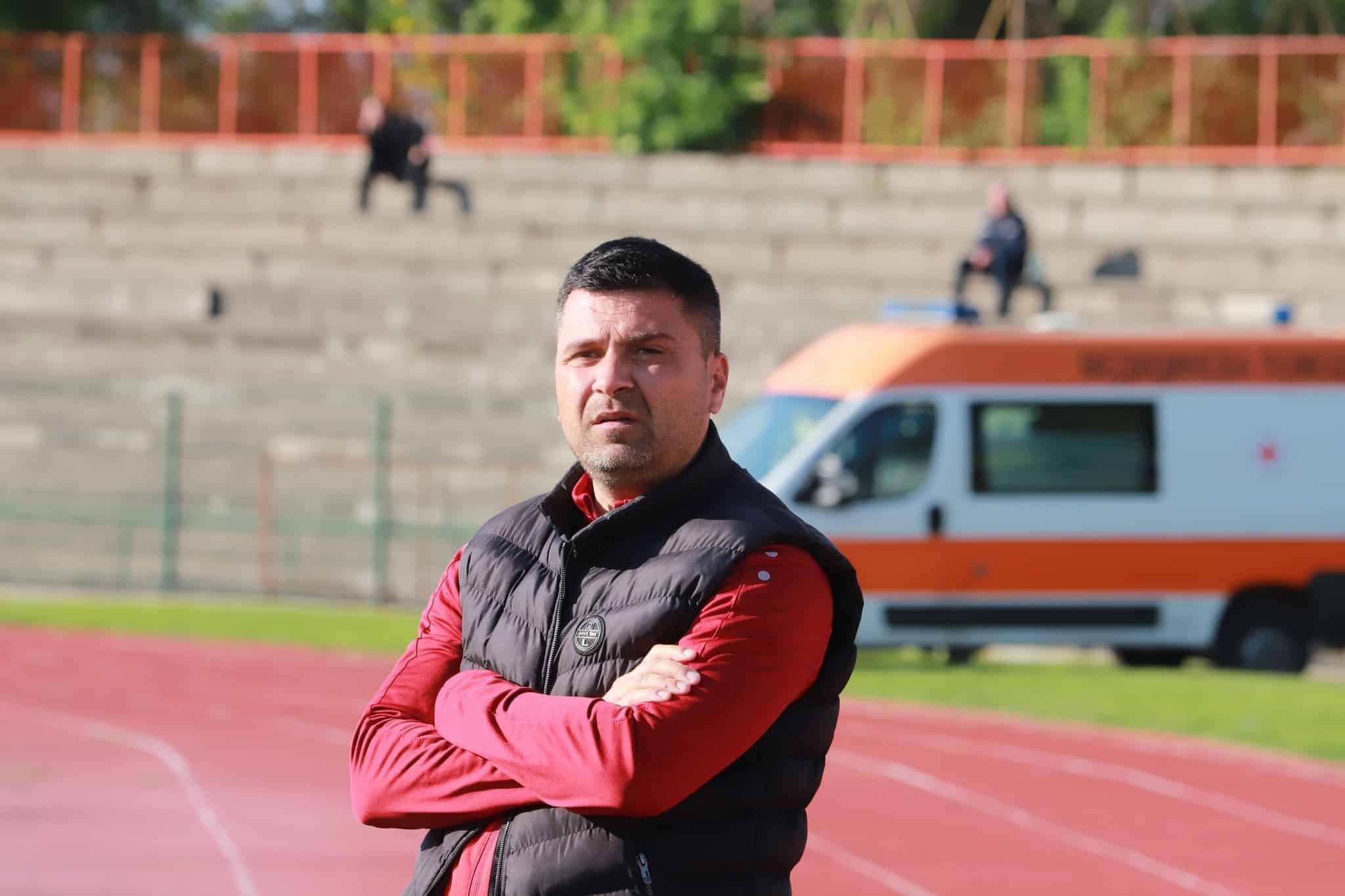 Очакванията на Хасково преди мача с Раковски Старши треньорът на ОФК Хасково Живко Желев говори преди утрешния двубой със СФК Раковски и сподели какво очаква от срещата. „Видя се, че ако влезем в дадени мачове разконцентрирани, както беше срещу Асеновец, можем да пострадаме. Особено, когато си помислим малко от малко да подценим мача. Ще направим всичко възможно да не подценим този двубой, защото отборът на Раковски в последно време се представя добре и се бори за всяка точка, защото все още имат шанс и при тях победата е на всяка цена. Ние сме в прилична серия от мачове без поражение и се надявам да продължи“, каза наставникът на хасковлии. Припомняме, че срещата на стадион „Хасково“ ще започне в 18:30 часа, а не в 18:00, както бе първоначално обявено.