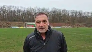 Геша преди битката за титлата с Черноморец (Балчик) Старши треньорът на Септември (Тервел) Георги Иванов - Геша очаква директния спор за шампионската титла с Черноморец (Балчик), който е насрочен за утре, 13-ти май, от 17:00 часа на стадион „Кан Тервел“. „За нас си е мач като мач. Единственият проблем е в това дали ще успеем да се съберем и дали всички ще бъдат на линия. Това са по-големите проблеми, които в момента са пред нас. Дано да стане хубав мач. И двата отбора са добри. Черноморец играе с млади момчета, подготвени са. Ние си имаме нашите плюсове“, каза Геша преди важната среща от 31-ия кръг на Североизточната Трета лига. По-рано през сезона двата тима не успяха да се победят — Септември прекъсна негативна серия при визитата си в Балчик. У дома обаче тервелци имат поредица от две победи и две равенства в срещите с „чайките“. „Трябва да покажем какво можем и че не случайно сме първи миналия сезон. Футболът е един спорт, който не трябва да превръщаме в някакви войни. Съперничеството между нас е хубаво. Този мач трябваше да е в събота, за да дойдат повече хора. Но пак смятам, че ще дойдат доста привърженици. Все пак това е един от най-интересните мачове през годината, така че се надявам да стане празник“, добави още опитният специалист.