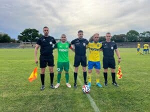 ФК Димитровград остави само точка при 2:2 срещу Левски (Карлово) ФК Димитровград завърши 2:2 с Левски (Карлово) в междинния 35-и кръг на Югоизточната Трета лига. Домакините поведоха с два гола преди да изпуснат водачеството и да се задоволят с равен резултат срещу четвъртия в класирането. В началните минути Алекс Койнов показа отличен рефлекс и предотврати сигурен гол във вратата си. В 16-ата минута Мирослав Енчев откри резултата с впечатляващ удар от близо 30 метра, след който вратарят на гостите нямаше промъкване. В 37-ата минута „жълто-сините“ бяха много близо до втори гол, но Момчил Кирков пропусна от добра позиция. Второто полувреме започна отлично за Димитровград — в 54-ата минута Енчев реализира втори гол. След центриране от свободен удар Христо Крайчев стреля, Владимир Сулев спаси, но при добавката Енчев направи резултата 2:0. В 66-ата минута Милен Танев намали резултата с директен свободен удар. В 79-ата минута карловци изравниха след статично положение. Поради недоразумение между защитниците и вратаря на домакините топката влезе в мрежата, отклонявайки се от играч на Димитровград. В 87-ата Алекс Койнов направи още една решаваща намеса и запази крайното 2:2. В следващия си мач Димитровград гостува на Марица (Милево). Срещата е в събота, 16 май, от 18:00 часа.