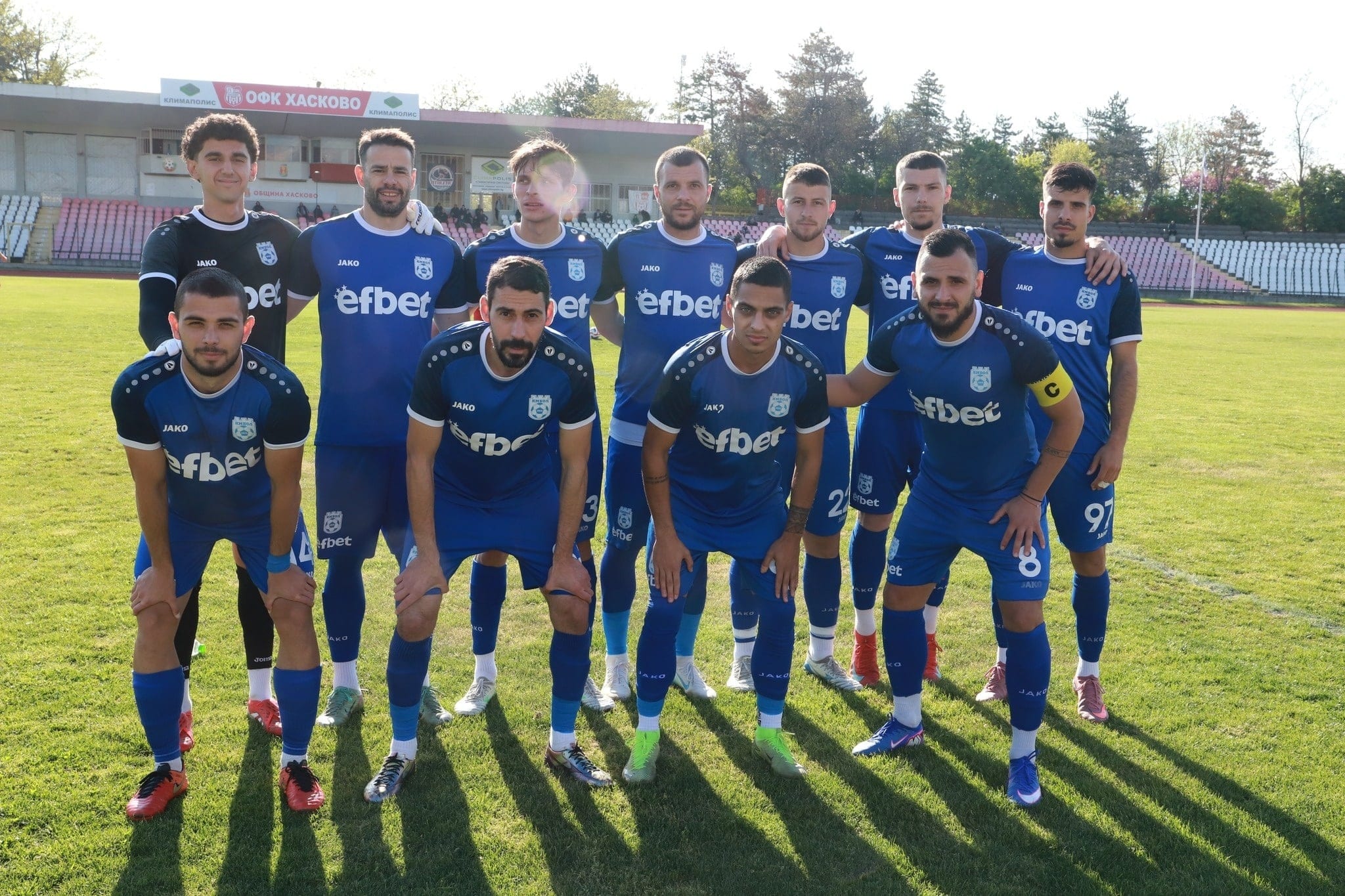 ФК Ямбол победи Секирово с 3:1 като гост ФК Ямбол се наложи над Секирово с 3:1 в среща от 35-ия кръг на Югоизточната Трета лига. След успеха тимът на старши треньора Николай Жечев заема 4-ото място в класирането, на 3 точки зад третия Нефтохимик. Головете за Ямбол реализираха Георги Динков, Благовест Величков и Станислав Вълчев. Първото полувреме в Раковски завърши без попадения, като и двата отбора пропуснаха възможности. През втората част гостите вдигнаха темпото и заслужено стигнаха до победата. В следващия, 36-и кръг, на 16 май (събота) от 18:00 часа ФК Ямбол ще бъде домакин на Марица (Пловдив), който по-рано днес загуби от ОФК Несебър с 0:5.