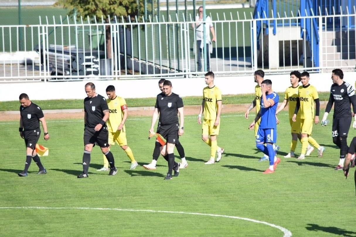 Гигант (Съединение) победи Асеновец (Асеновград) с 2:0 в Асеновград Гигант (Съединение) постигна победа с 2:0 като гост на стадион „Шипка“ срещу Асеновец (Асеновград) в мач от 35-ия кръг на Югоизточната Трета лига. До почивката резултатът бе 0:0, въпреки че гостите доминираха през първото полувреме и изпуснаха няколко положения — отбелязвайки и две греди. Двете попадения паднаха през втората част, когато се разписаха Иван Дишков и Венцислав Белчев, носейки трите точки за „гигантите“. Това е втора поредна победа за възпитаниците на старши треньора Васил Стефанов. В следващия кръг Гигант (Съединение) има почивка. Следващият мач на отбора е на 23 май в предпоследния 37-ми кръг, когато гостува на Димитровград.