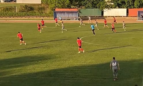 Загорец разгроми Атлетик (Куклен) с 5:0 в междинния 35-ия кръг на Югоизточната Трета лига Загорец (Нова Загора) записа убедителен домакински успех над Атлетик (Куклен) с 5:0 в мача от междинния 35 кръг на Югоизточната Трета лига. Въпреки че треньорът на домакините Мирослав Миндев разполагаше едва с три резерва — един вратар и двама полеви футболисти, отборът си осигури изразителната победа. В 41-ата минута Пламен Иванов откри резултата с удар с глава след центриране на Мариян Тонев. Само четири минути по-късно, в 45-ата, Иванов вкара втори гол — красив прехвърлящ удар от границата на наказателното поле. В 50-ата минута Мариян Тонев увеличи преднината на 3:0, реализирайки след подаване в малкото наказателно поле, където остана непокрит и прати топката във вратата с лекота. В 66-ата минута Пламен Иванов оформи хеттрик с впечатляващ гол след странична ножица. В 78-ата минута Мариян Тонев напредна по лявото крило, намери Иван Петров в наказателното поле, а той продължи към Севдалин Юлиянов, който от близко разстояние се разписа за крайното 5:0.