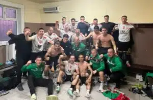 ФК Раковски обърна ОФК Хасково за 3:2 в междинния 35-и кръг ФК Раковски записа ценен успех с 3:2 при гостуването си на ОФК Хасково в мач от междинния 35-и кръг на Югоизточната Трета лига. Домакините поведоха с 2:0 след ранни голове на Костадин Пеев и Тейнур Марем, но в 28-ата минута Петър Атанасов върна едно попадение за гостите. Вратарят на ОФК Хасково допусна грешка при изнасяне на топката — подхлъзна се и тя стана лесно притежание на гостите, които организираха бърза контраатака; при нея Атанасов се оказа най-съобразителен и прати топката във вратата за 2:1. С този резултат двата тима се оттеглиха на почивка. През второто полувреме играещият старши треньор Валери Домовчийски вкара два бързи гола в рамките на три минути и донесе победата за ФК Раковски. В 56-ата минута той се разписа след отлично центриране в наказателното поле от Денислав Куртев — измъкна се от защитник и прати топката във вратата за 2:2. В 59-ата минута Домовчийски реализира от глава след впечатляващ плонж за крайното 3:2. В края на срещата домакините останаха с двама души по-малко, след като Тейнур Марем и Юлий Шекеров получиха червени картони и бяха изгонени. В следващия кръг ФК Раковски ще е домакин на Секирово в голямото дерби на град Раковски на 16 май, събота, от 18:00 часа.