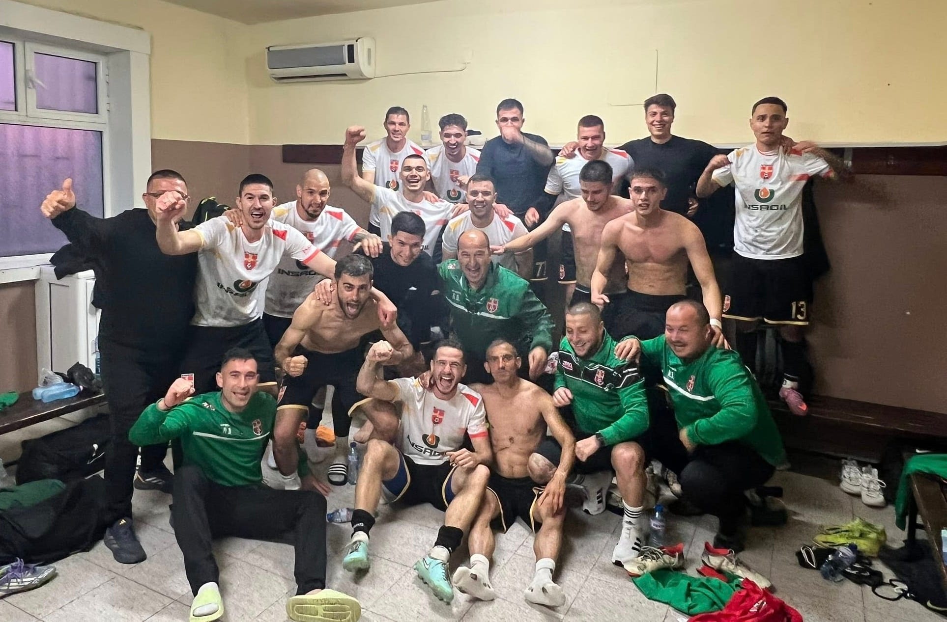 ФК Раковски обърна ОФК Хасково за 3:2 в междинния 35-и кръг ФК Раковски записа ценен успех с 3:2 при гостуването си на ОФК Хасково в мач от междинния 35-и кръг на Югоизточната Трета лига. Домакините поведоха с 2:0 след ранни голове на Костадин Пеев и Тейнур Марем, но в 28-ата минута Петър Атанасов върна едно попадение за гостите. Вратарят на ОФК Хасково допусна грешка при изнасяне на топката — подхлъзна се и тя стана лесно притежание на гостите, които организираха бърза контраатака; при нея Атанасов се оказа най-съобразителен и прати топката във вратата за 2:1. С този резултат двата тима се оттеглиха на почивка. През второто полувреме играещият старши треньор Валери Домовчийски вкара два бързи гола в рамките на три минути и донесе победата за ФК Раковски. В 56-ата минута той се разписа след отлично центриране в наказателното поле от Денислав Куртев — измъкна се от защитник и прати топката във вратата за 2:2. В 59-ата минута Домовчийски реализира от глава след впечатляващ плонж за крайното 3:2. В края на срещата домакините останаха с двама души по-малко, след като Тейнур Марем и Юлий Шекеров получиха червени картони и бяха изгонени. В следващия кръг ФК Раковски ще е домакин на Секирово в голямото дерби на град Раковски на 16 май, събота, от 18:00 часа.