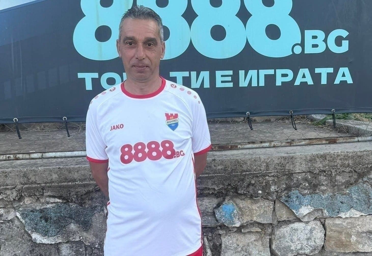 Асеновец изпадна от Югоизточната Трета лига Отборът на Асеновец (Асеновград) изпадна от Югоизточната Трета лига след поражението от Гигант (Съединение) в междинния кръг в сряда. "Беше един доста тежък сезон! Още в началото, ако си спомняте, поднесохме изненада и с много подмладен състав победихме Спартак (Пловдив), после равен със Загорец. Със сигурност не сме започнали сезона с мисълта, че накрая няма да можем да запазим мястото си в групата", коментира старши треньорът Манол Георгиев пред официалния сайт на Асеновец. "За мен преломният момент дойде след загубата от ФК Раковски в 30 кръг. До този момент опитвахме да се надиграваме със съперниците и в доста моменти се получаваше и срещу лидерите в класирането. След това поражение обаче момчетата загубиха мотивация и нещата вече бяха ясни", добави наставникът. "Ще правим по-генерални изводи и оценки след края на сезона, от който имаме още три мача. Ще ги доиграем и след това ще видим какво ще се случва. Много причини има за представянето ни, но такава е ситуацията. Трудно е... трудно е, когато почти през целия сезон имаме кадрови проблеми. Момчетата работят, не тренираме пълноценно, докато други отбори водят нормален тренировъчен процес като професионални отбори. А това има значение", каза още Манол Георгиев.