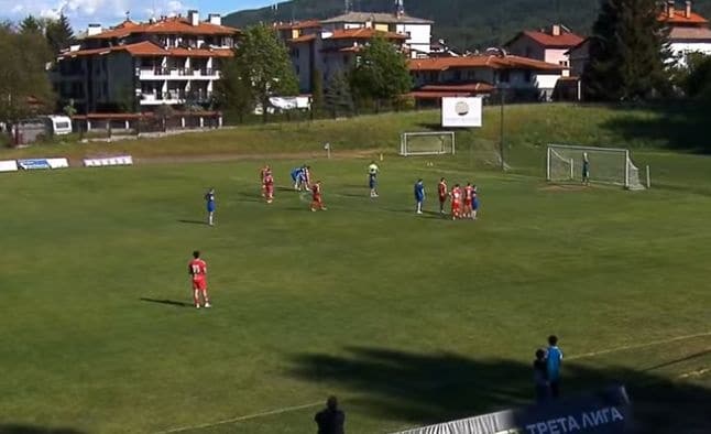 Германея загуби при визитата си в Банско с 1:3 Германея (Сапарева баня) отстъпи с 1:3 при гостуването си на ФК Банско в мач от 32-ия кръг на Югозападната Трета лига. Треньорът Асен Нешев разполагаше с едно единствено резервно присъствие на вратата в лицето на Кирил Ангушев, тъй като титулярният вратар беше Християн Александров. Единственият полеви играч на пейката бе Даниел Георгиев. Домакините откриха резултата още в 5-ата минута чрез Жоро Рошков. Германея изравни в 21-ата минута след изпълнена дузпа. Малко по-късно Хенри Тач отново даде преднина на банскалии за 2:1. Крайното 3:1 бе оформено през второто полувреме от Роман Родопски с дузпа. В следващия, предпоследен кръг Германея ще бъде домакин на Пирин (Разлог).