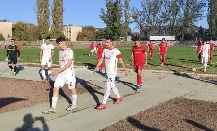 Ком (Берковица) посреща Бдин в предпоследния кръг на Северозападната Трета лига Ком (Берковица) е домакин на Бдин в 21-ия кръг от Северозападната Трета лига. Двубоят ще се играе на 16 май, събота, от 18:00 часа на стадион „Мрамор“ в Берковица. Възпитаниците на старши треньора Венци Иванов целят осми пореден мач без загуба. Последното поражение за тима е от 7 март тази година и остава единствено от началото на пролетния полусезон. В следващите срещи Ком записа пет победи и две равенства и заема временното трето място в класирането. Двубоят е директен сблъсък за третата позиция — Ком е с 41 точки, а Бдин с 40. Върхът на таблицата се държи от Академик (Свищов) с 53 точки и Локомотив (Мездра) с 52 точки. Двата отбора вече се срещнаха два пъти през сезона. В шампионата Ком загуби като гост във Видин с 0:3, а в Купата на Аматьорската футболна лига Бдин победи с 1:0.