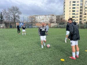 Септември (Симитли) се завръща в игра в Югозападната Трета лига След седмица почивка Септември (Симитли) подновява участието си в Югозападната Трета лига. В предишния кръг тимът получи служебна победа срещу отказалия участие Витоша (Бистрица) и прибави важни три точки, които му донесоха глътка въздух. „Белите“ заемат 12-о място с актив от 40 точки. В 32-ия кръг съперник на отбора ще бъде ОФК Костинброд. Двубоят е в събота, 16 май, от 18:00 ч. на „Арена Симитли“. Отново аут поради травми са Здравко Карадачки и Илиан Петров. Карадачки има проблеми с ахилеса, а Петров все още се възстановява от контузия в глезена, която го извади за дълъг период през пролетта. Антонио Бачев също усеща физическо неразположение, но в последните дни състоянието му се подобрява и възможността да бъде включен в групата ще се реши в последния момент. Двубоят ще пропуснат и наказаните Тодор Траянов и Слави Косов. Добрата новина за треньорския щаб е, че вратарят Владимир Николов вече втора седмица тренира наравно с отбора. По-рано през сезона Септември спечели с 3:2 при визитата си в Костинброд и сега ще търси нов успех срещу същия опонент.