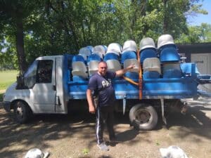 Ювентус (Малчика) получи 350 нови седалки за стадион „Георги Кърчев“ Стадион „Георги Кърчев“ в Малчика беше обновен с нови 350 седящи места, предоставени безвъзмездно от фирма „Арете строй“. Благодарение на съдействието на Хари Николов и Александър Петров нашият стадион вече разполага с много повече места за зрители, където ще могат да се наблюдават срещите на мъжкия отбор, както и тези на юношеските и детските формации на Ювентус (Малчика). Седалките са пренесени от стадион „Плевен“, чиято реконструкция започна преди малко повече от месец. От ръководството на ФК Ювентус 95 (Малчика) изразяваме своята искрена благодарност към Хари Николов и Александър Петров и фирма „Арете строй“ за прекрасния подарък! Зарадвахте ни много!