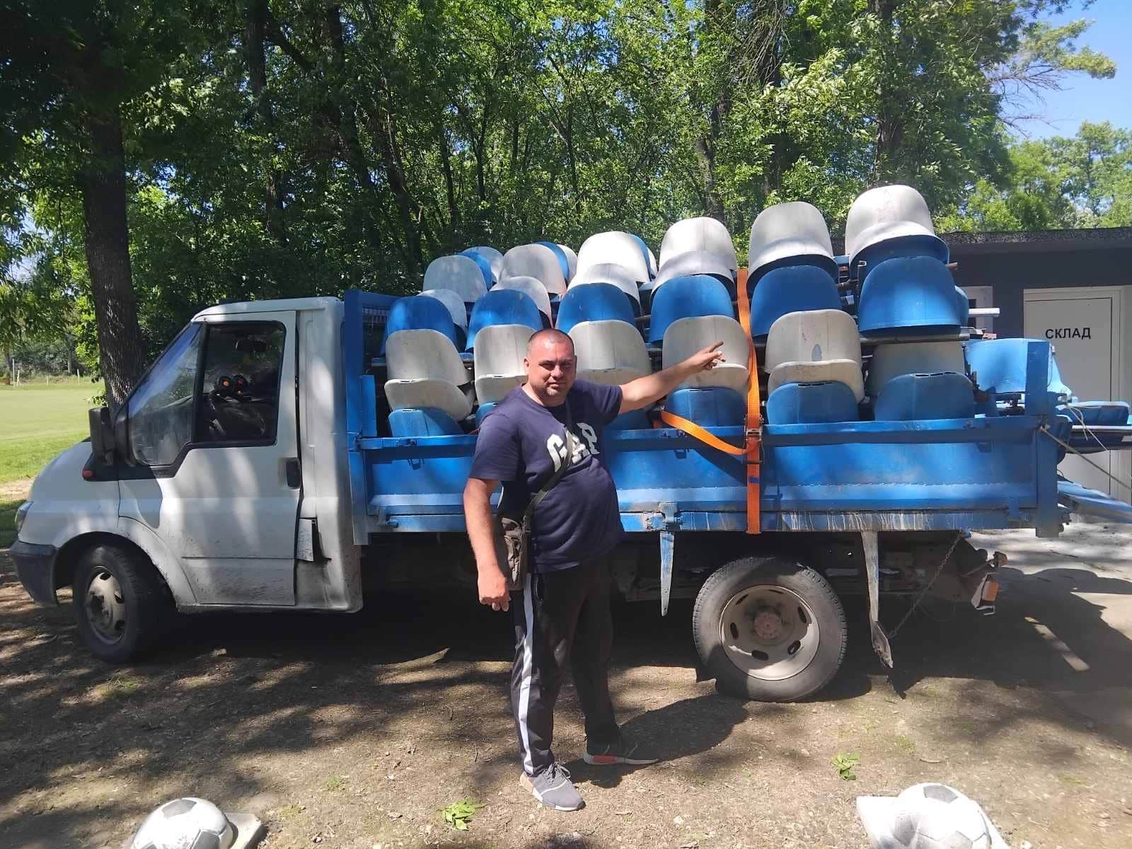 Ювентус (Малчика) получи 350 нови седалки за стадион „Георги Кърчев“ Стадион „Георги Кърчев“ в Малчика беше обновен с нови 350 седящи места, предоставени безвъзмездно от фирма „Арете строй“. Благодарение на съдействието на Хари Николов и Александър Петров нашият стадион вече разполага с много повече места за зрители, където ще могат да се наблюдават срещите на мъжкия отбор, както и тези на юношеските и детските формации на Ювентус (Малчика). Седалките са пренесени от стадион „Плевен“, чиято реконструкция започна преди малко повече от месец. От ръководството на ФК Ювентус 95 (Малчика) изразяваме своята искрена благодарност към Хари Николов и Александър Петров и фирма „Арете строй“ за прекрасния подарък! Зарадвахте ни много!