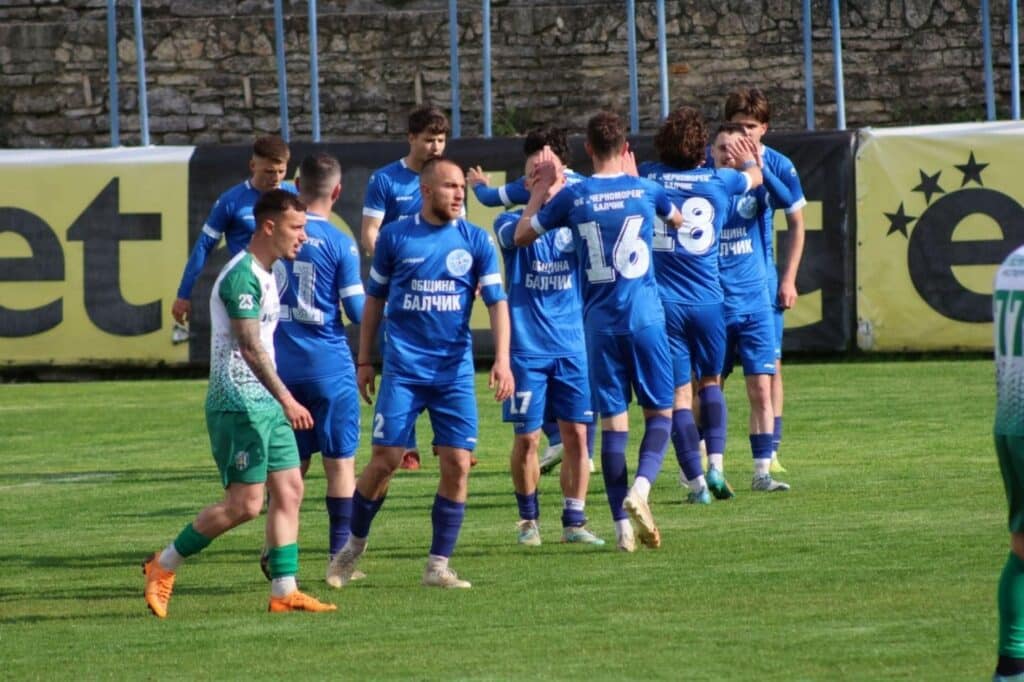 Черноморец (Балчик) победи Светкавица 2014 (Търговище) с 2:0 Черноморец (Балчик) спечели с 2:0 домакинството си на Светкавица 2014 (Търговище) в среща от 32-ия кръг на Североизточната Трета лига. Въпреки множеството създадени положения, домакините си осигуриха крехък аванс през първата част. Голът беше дело на Иван Иванов, който засече центриране на Толга Мюрвет отдясно. През второто полувреме пропуските продължиха – още в 50-ата минута балчиклии удариха греда. Все пак логичното се случи и малко преди края Никола Владев вкара втори гол за „чайките“, с който тимът затвърди успеха си и се доближава още една крачка към титлата. Това е шести пореден успех за отбора на Ивайло Станчев без допуснат гол и общо десета поредна победа в шампионата. В следващия кръг Черноломец ще изиграе последния си двубой като гост. Тимът ще се изправи срещу коравия състав на Ботев (Нови пазар).