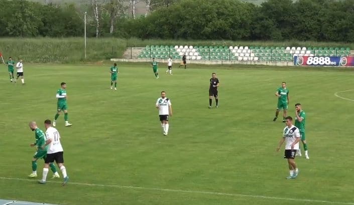 Ботев (Ихтиман) победи Балкан (Ботевград) с 3:2 Ботев (Ихтиман) победи с 3:2 като домакин срещу Балкан (Ботевград) в мач от 32 кръг на Югозападната Трета лига. Домакините два пъти повеждаха в резултата, но гостите изравняваха. В 89-ата минута Димитър Панталеев донесе успеха на ихтиманци. 17' — Антон Бакалов изведе Ботев напред. Той получи извеждащ пас в дълбочина, влезе в наказателното поле, където се справи със защитата на гостите и прати топката във вратата, пазена от Христо Матев. 28' — Балкан отговори. Калоян Бонев получи топката вляво в половината на домакините, финтира Емил Ангелов и прати топката във вратата на Иван Дерменджиев. Първото полувреме завърши при резултат 1:1. 57' — Отсъдена бе дузпа за Ботев (Ихтиман). Зад топката застана Стефан Велев, който не сбърка и покачи резултата на 2:1. 80' — Балкан изравни след дузпа. Старши треньорът им Иван Редовски дълго оспорва решението и получи жълт картон. 89' — Решителният гол за 3:2 отбеляза Димитър Панталеев. След центриране отляво на Василие Милованович, Панталеев засече във вратата на гостите за крайното 3:2.