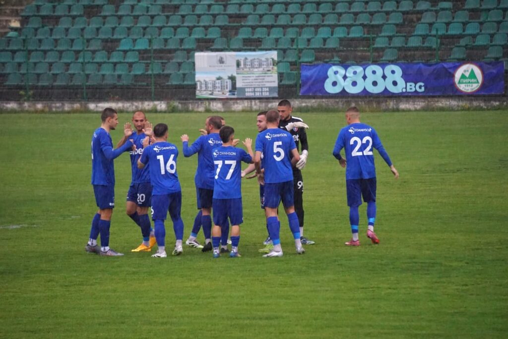 Пирин (Гоце Делчев) победи Струмска слава с 2:1 в 32-ия кръг на Югозападната Трета лига Струмска слава загуби с 1:2 при гостуването си на Пирин (Гоце Делчев) в двубой от 32-ия кръг на Югозападната Трета лига. Преди началото на срещата се изля пороен дъжд, който направи терена тежък и с множество локви. Още в 6-ата минута изстрел от пряк свободен удар на Атанас Димитров мина встрани от левия стълб на вратата на Струмска слава. В 18-ата минута домакините останаха с човек по-малко, след като вратарят Захари Димитров получи червен картон за фаул върху Чавдар Христов, който бе изскочил сам срещу вратаря. От отсъдения пряк свободен удар капитанът на радомирци Александър Аспарухов изпрати топката във вратата на влезлия в игра вратар Реджеп Моламустафа и така Струмска слава поведе. След гола гостите започнаха да владеят повече топката, въпреки тежкия терен, докато Пирин търсеше контраатаки чрез бързите Търтов, Карапетров и Ибрахим Шериф. В края на първото полувреме при пряк свободен удар на Аспарухов топката срещна напречната греда на вратата на Пирин (Гоце Делчев). Второто полувреме бе доминирано от домакините. В 49-ата минута след бързо изпълнение на корнер Георги Търтов центрира, а Иван Макриев с глава изравни резултата – 1:1. Последва шанс за Ибрахим Шериф, който остана сам срещу вратаря Михайлов, но ударът му бе отразен и последва ъглов удар. От него Георги Търтов върна топката в наказателното поле и опитният Атанас Димитров с глава направи резултата 2:1 в полза на Пирин. След попадението Струмска слава тръгна на натиск, а домакините, въпреки че играеха с човек по-малко, се прибраха и концентрираха в собствената си половина. В 78-ата минута след центриране от фланга Деян Христов с пета прати топката във вратата на Пирин, но голът бе отменен заради засада. В заключителните минути Георги Търтов надбяга защитата на Струмска слава, проби към вратата и преодоля вратаря Михайлов, но ударът му мина встрани от вратата — последното интересно положение в срещата. СТРУМСКА СЛАВА: 99. Александър Михайлов, 77. Никола Митков (45' Димитър Савов), 3. Димитър Митов, 20. Денислав Мицаков, 16. Ахмед Адемов, 5. Мартин Костов, 88. Кристиян Слишков, 7. Дейвид Джоров (45' Любомир Тодоров), 22. Чавдар Христов (45' Деян Христов), 8. Георги Янев (62' Стивън Манолов), 10. Александър Аспарухов © (12. Йордан Димитров, 6. Стивън Манолов, 9. Любомир Тодоров, 14. Димитър Савов, 80. Деян Христов)