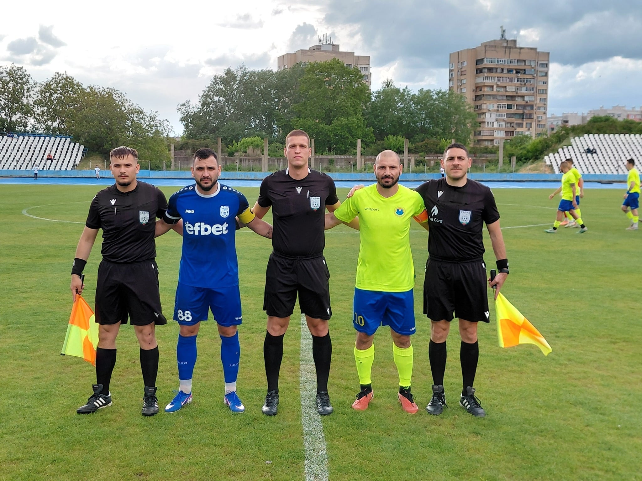 ФК Ямбол направи 1:1 при визитата си на Марица (Пловдив) ФК Ямбол завърши наравно 1:1 с Марица (Пловдив) в дербито от 36-ия кръг на Югоизточната Трета лига. Гостите от Пловдив откриха резултата още в 8-ата минута. Сашо Лебанов намери Олджай Алиев, който реализира за „жълто-сините“. Ямбол изравни в 38-ата минута след глава на Николай Йорджев, който се възползва от грешка на вратаря Русев. През втората част нови попадения не паднаха, въпреки че и двата отбора създадоха няколко опасни ситуации. След този кръг ФК Ямбол остава на четвърта позиция с 60 точки, на 5 пункта зад третия Нефтохимик. В предпоследния кръг тимът от Ямбол гостува на ФК Раковски.