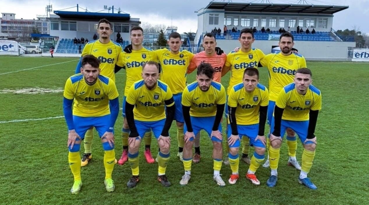 Димитровград победи Марица (Милево) с 2:1 и си гарантира оставане ФК Димитровград постигна драматична и важна гостувща победа над Марица (Милево) в среща от 36-ия кръг на шампионата. "Жълто-сините" се наложиха със 2:1 и си осигуриха място в групата и за следващия сезон. Още в 5-ата минута Георги Георгиев даде аванс на отбора, но домакините изравниха в 17-ата минута след изпълнение на ъглов удар. По-късно Марица уцели и греда. В началото на втората част обаче Георгиев намери мрежата отново и донесе решителния успех, въпреки че в оставащите минути Димитровград трябваше да се защитава с всички сили. Играчите свършиха своята работа по най-добрия начин — с победа, характер и борба до последната минута. Новините от другия стадион бяха също благоприятни, след като прекият конкурент за оставане загуби своя мач. Сезонът бе труден, имаше болезнени загуби и напрежение до последно, но в най-важните моменти тимът показа, че може да се справя в изпитанията. Тази победа е за всички, които останаха до отбора през целия сезон — в хубавите моменти и в тежките дни. Димитровград оцеля! В следващия кръг тимът може да помисли и за по-добро класиране — в Димитровград пристига Гигант (Съединение), който беше победен през есента.
