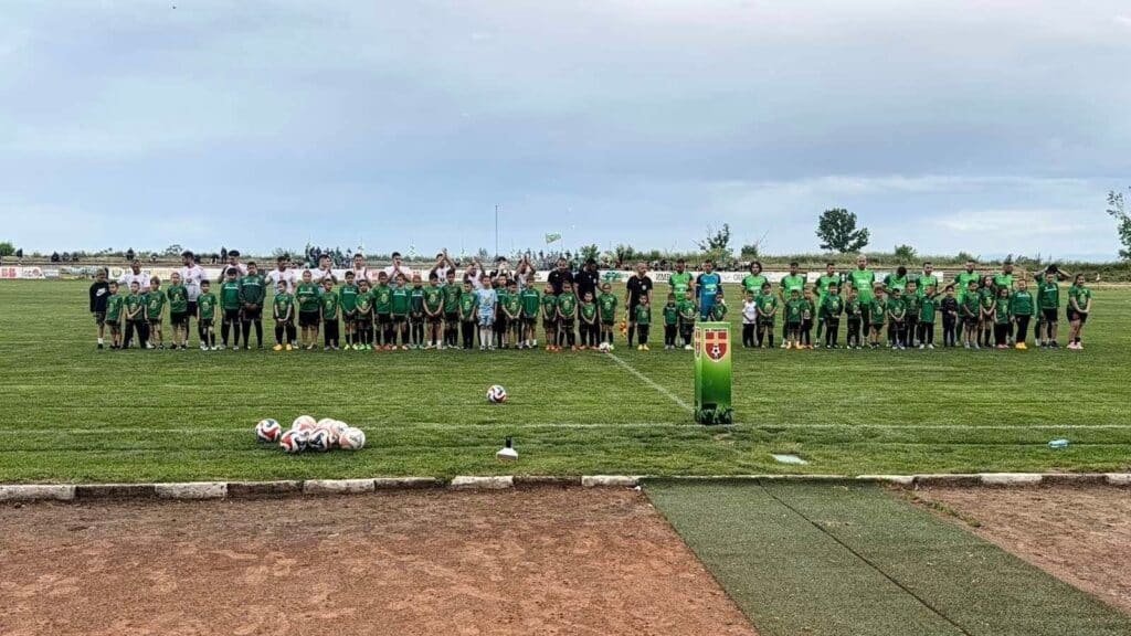 ФК Раковски загуби дербито и фактически изпада от Югоизточната Трета лига ФК Раковски отстъпи с 0:1 на градския си съперник и това практически означава изпадане от състава на Югоизточната Трета лига. Единственият гол в срещата бе дело на Илиян Йорданов през второто полувреме. Въпреки неблагоприятния резултат, този сезон донесе нещо много по-важно за клуба — любовта и подкрепата на голяма част от града. Днес на стадиона се събраха над 1500 души, които показаха, че футболът в нашия град все още има душа, емоция и хора, които милеят за отбора. Благодарности към футболистите — местни момчета, без заплати, работещи хора, които дадоха всичко за емблемата и честта на клуба. Това не може да се купи и не се забравя. Особени признания и за публиката — във всеки напрегнат момент феновете запазиха разум и достойнство, не се поддадоха на провокации и демонстрираха, че присъстват на футболен мач, а не на война. Именно така се изгражда истинска футболна общност. Специални поздравления и за децата, които изпълниха страхотна хореография и подкрепяха отбора от първата до последната минута — вие сте бъдещето и надеждата на клуба. Поздрави и за отбора на Секирово, който спечели срещата. Те не са виновни за съдийските решения, несвирената дузпа за нас и отменените два гола — тези обстоятелства остават горчивина за всички, които ценят честната игра. Апел към всички: нека умеем да печелим и да губим с достойнство. Не е нормално да се създават интриги и омраза, нито да се учат деца да идват по-рано на стадиона, за да поставят обидни плакати. Това не е футбол и не помага на никого. Все пак сме един град, виждаме се всеки ден и живеем заедно в едно общество — това, което се случва на терена, трябва да остане там. Главите горе! Истинските отбори се познават не само по победите, но и в трудните моменти.