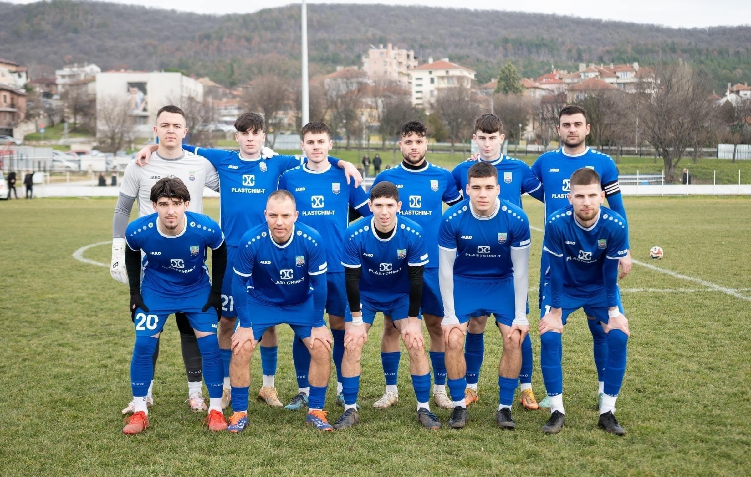 ФК Аксаково завърши 1:1 с Рилци (Добрич) в 32-ия кръг ФК Аксаково взе само точка на гости на Рилци (Добрич) в среща от 32-ия кръг на Северозападната Трета лига, играна на стадион „Рилци“ в едноименния добрички квартал. Двубоят завърши наравно 1:1. „Сините“ пропуснаха да се върнат на победния път и да се изкачат отново на десетата позиция, която е целта пред тима за този сезон. В следващия кръг Аксаково ще изиграе последната си домакинска среща, в която тимът приема дубъла на Фратрия (Бенковски), който понастоящем заема именно десетото място.