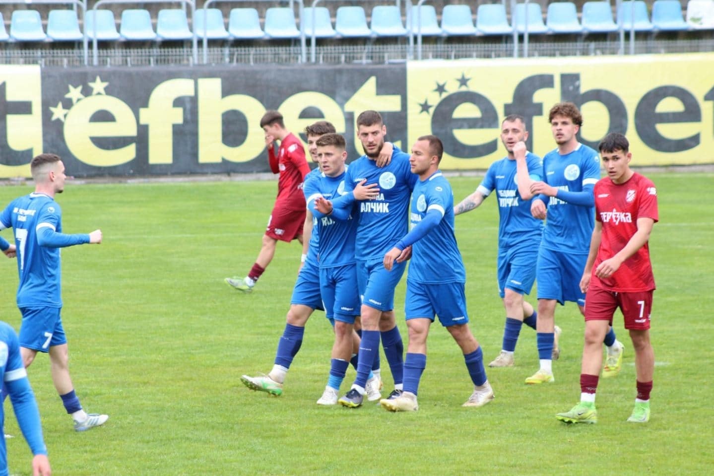 Черноморец (Балчик) вдигна титлата в Североизточната Трета лига след 4:0 в Нови пазар Черноморец (Балчик) победи Ботев (Нови пазар) с 4:0 в среща от предпоследния 33-ти кръг на Североизточната Трета лига и си гарантира шампионския трофей кръг преди края на първенството. С актив от 82 точки тимът е недостижим на върха. Единствено Лудогорец III може да събере същия брой точки, но „чайките“ имат по-добро представяне в преките мачове с разградчани — победа и равенство. Първото полувреме беше трудно за игра поради поведението на домакините при по-голяма част от съдийските отсъждания, а напрежението ескалира към края на частта. В 42-ата минута бяха показани два червени картона — капитанът на балчиклии Мирослав Начев и играч на Ботев бяха изгонени след спречкване помежду си. Във втората част логиката възтържествува. Никола Владев откри резултата в 55-ата минута. След още 4 минути Борис Стойков покачи на 2:0, а в 61-ата Мартин Янакиев реализира трето попадение и практически реши мача. Крайният резултат оформи Ивайло Попов в 83-ата минута след подаване на Стефан Митев от десния фланг. В последния кръг Черноморец приема ФК Аксаково в Балчик, където тимът спокойно ще може да отпразнува спечелената титла.