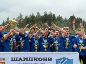 Рилски спортист (Самоков), шампионът в Югозападната Трета лига, загуби последния си домакински мач за сезон 2025/26. В среща от 33-ия кръг тимът отстъпи с 1:2 на Ботев (Ихтиман) на стадион „Искър“ в Самоков. Загубата не помрачи празненствата след спечелената титла, която тимът си осигури 4 кръга преди края на шампионата. Домакините допуснаха два гола от топреализатора във всички групи на Трета лига — Борислав Балджийски, който откри в 34-ата и оформи крайното 2:0 в 65-ата минута. Седем минути преди края голмайсторът на „скиорите“ Георги Божилов върна едно попадение, но то остана почетно. Двубоят бе ръководен от изцяло дамска съдийска бригада начело с Кристина Георгиева. Асистенти бяха Мария-Йоана Василева и Тея Алексиев, а четвърти рефер — Любима Банова. След края на срещата всички футболисти и щаб на Рилски спортист получиха своите златни медали и купата за първенец на групата. В последния кръг за сезона Рилски спортист е гост на Пирин (Гоце Делчев).