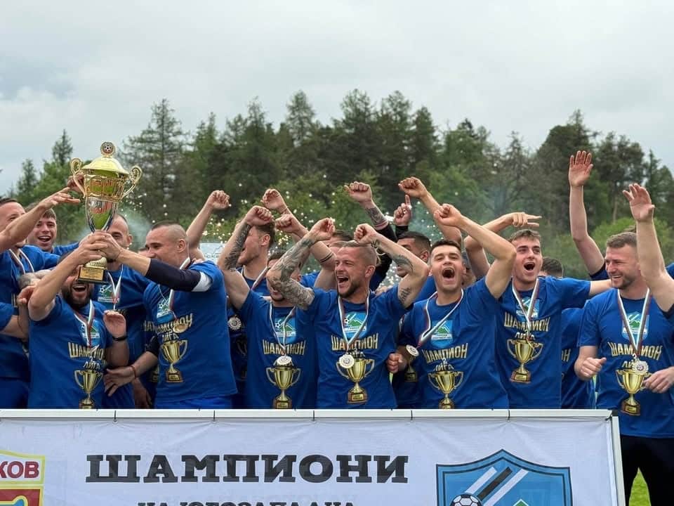 Рилски спортист (Самоков), шампионът в Югозападната Трета лига, загуби последния си домакински мач за сезон 2025/26. В среща от 33-ия кръг тимът отстъпи с 1:2 на Ботев (Ихтиман) на стадион „Искър“ в Самоков. Загубата не помрачи празненствата след спечелената титла, която тимът си осигури 4 кръга преди края на шампионата. Домакините допуснаха два гола от топреализатора във всички групи на Трета лига — Борислав Балджийски, който откри в 34-ата и оформи крайното 2:0 в 65-ата минута. Седем минути преди края голмайсторът на „скиорите“ Георги Божилов върна едно попадение, но то остана почетно. Двубоят бе ръководен от изцяло дамска съдийска бригада начело с Кристина Георгиева. Асистенти бяха Мария-Йоана Василева и Тея Алексиев, а четвърти рефер — Любима Банова. След края на срещата всички футболисти и щаб на Рилски спортист получиха своите златни медали и купата за първенец на групата. В последния кръг за сезона Рилски спортист е гост на Пирин (Гоце Делчев).