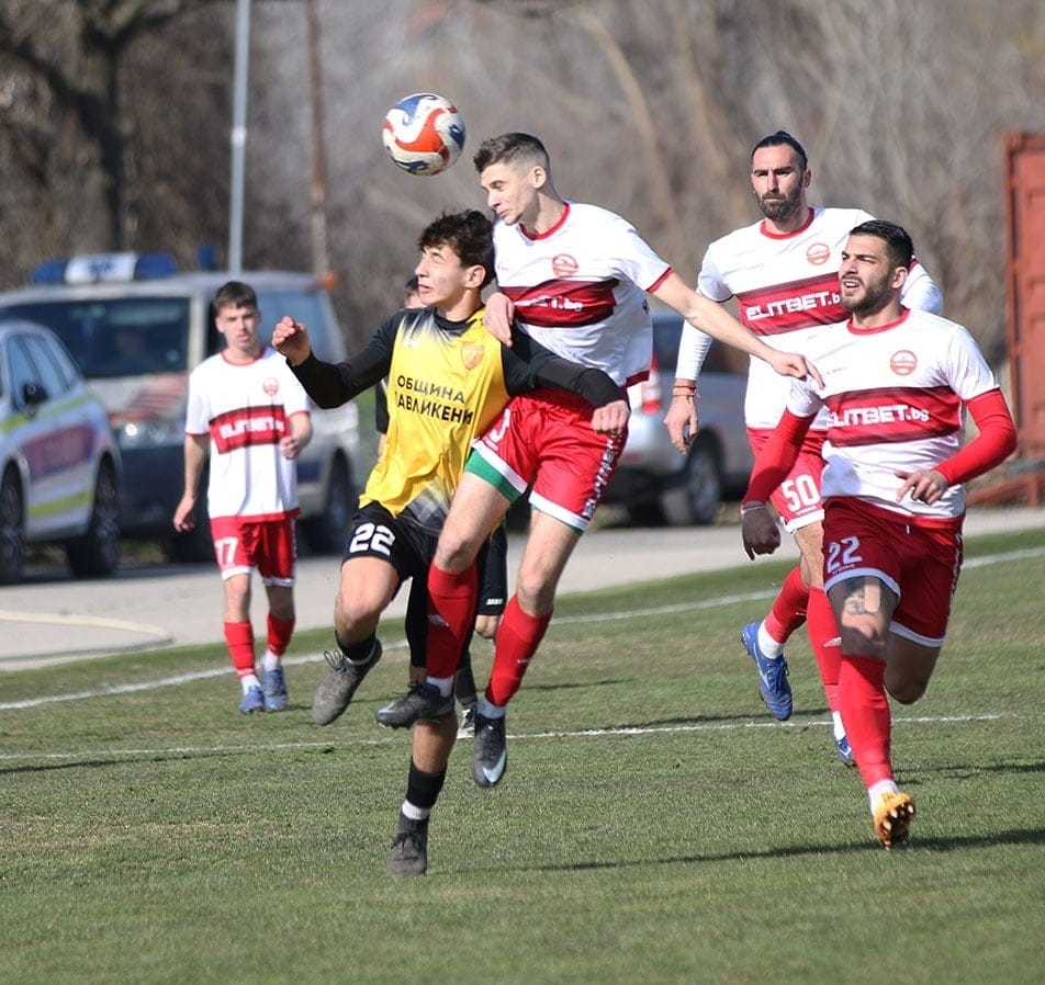 Партизан (Червен бряг) загуби у дома от Локомотив (Мездра) с 1:3 Партизан (Червен бряг) допусна поражение с 1:3 в домакинството си срещу лидера Локомотив (Мездра) в 22-и кръг от Северозападната Трета лига. Така тимът не успя да прибави нови точки към актива, който значително нарасна през пролетния дял на сезона. В 13-ата минута Сергей Георгиев откри резултата след удар с глава, възползвайки се от грешка в отбраната на домакините. Малко след началото на второто полувреме Христо Иванов удвои. В 62-ата минута Христо Димов върна един гол с великолепно воле от границата на наказателното поле. В 73-ата минута обаче Васил Калоянов превърна дузпа и възстанови преднината от два гола за Локомотив. След колеблив есенен полусезон и силни резултати през пролетта, Партизан в крайна сметка се стабилизира и завършва в първата половина на класирането. Тимът събра 30 точки след 8 победи, 6 равенства и 8 загуби.