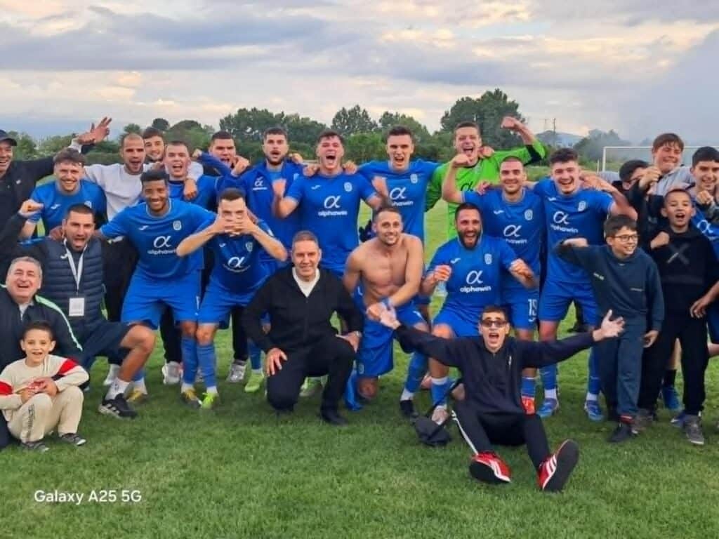 ОФК Костинброд обърна и победи Левски (д) с 2:1, остава непобеден у дома през пролетта ОФК Костинброд победи с 2:1 дублиращия състав на Левски в последната си домакинска среща от кампания 2025/26 в Югозападната Трета лига и завърши без поражение на свой терен през пролетния полусезон. След като тимът бе принуден да изиграе две „домакинства“ далеч от стадион „Георги Бенковски“ заради наказание, отборът зарадва привържениците си с обрат в истински домакински мач, въпреки че липсваха седем футболисти по различни причини. Гостите откриха резултата още преди да изтекат 10 минути. Последва силна доминация и множество положения за Костинброд, но първото полувреме завърши без нов гол. Във втората част домакините продължиха да търсят изравняването и в средата на полувремето Крис Вълчинов вкара великолепен гол за 1:1 след асистенция на Мартин Тошев. В 85-ата минута Божидар Йотов донесе пълния обрат с невероятно изпълнение от далечна дистанция. Последва бурна радост сред феновете и трите заслужени точки за домакините. С тази победа Костинброд се изкачи отново в класирането и в последния кръг ще гостува на ЦСКА III, който има същия актив от 47 точки.