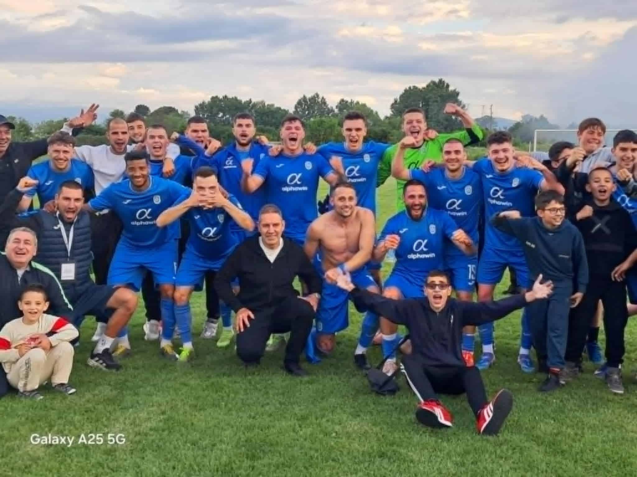 ОФК Костинброд обърна и победи Левски (д) с 2:1, остава непобеден у дома през пролетта ОФК Костинброд победи с 2:1 дублиращия състав на Левски в последната си домакинска среща от кампания 2025/26 в Югозападната Трета лига и завърши без поражение на свой терен през пролетния полусезон. След като тимът бе принуден да изиграе две „домакинства“ далеч от стадион „Георги Бенковски“ заради наказание, отборът зарадва привържениците си с обрат в истински домакински мач, въпреки че липсваха седем футболисти по различни причини. Гостите откриха резултата още преди да изтекат 10 минути. Последва силна доминация и множество положения за Костинброд, но първото полувреме завърши без нов гол. Във втората част домакините продължиха да търсят изравняването и в средата на полувремето Крис Вълчинов вкара великолепен гол за 1:1 след асистенция на Мартин Тошев. В 85-ата минута Божидар Йотов донесе пълния обрат с невероятно изпълнение от далечна дистанция. Последва бурна радост сред феновете и трите заслужени точки за домакините. С тази победа Костинброд се изкачи отново в класирането и в последния кръг ще гостува на ЦСКА III, който има същия актив от 47 точки.