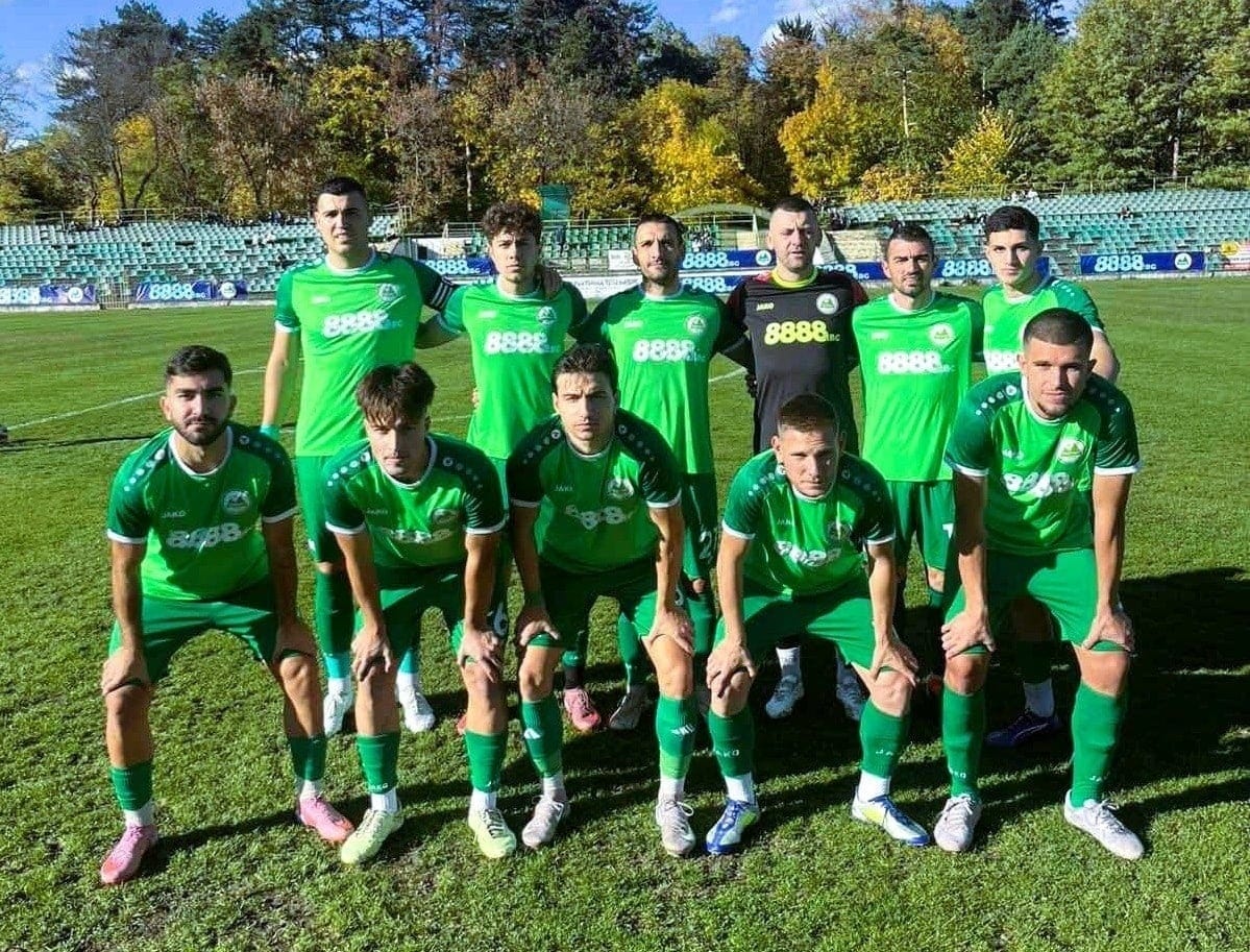 Пирин (Гоце Делчев) изпадна след 0:4 при визитата си на Балкан (Ботевград) Пирин (Гоце Делчев) загуби с 0:4 гостуването си на Балкан (Ботевград) в предпоследния 33-и кръг на Югозападната Трета лига. Поради развитието във Втора лига и изпадането на Миньор (Перник) и Беласица (Петрич) в Югозападната Трета лига, Пирин (Гоце Делчев) изпада от групата. Както и да завърши последният двубой срещу Рилски спортист, отборът от Гоце Делчев не може да се измъкне над чертата. Дори при равен брой точки с дубъла на Левски, "сините" имат преимущество в преките двубои. В Ботевград централният нападател Калоян Бонев реализира хеттрик, а четвъртото попадение бе отбелязано от Георги Тафраджиев.