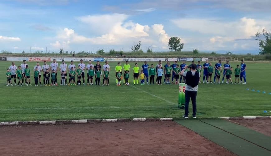 ФК Ямбол победи ФК Раковски с 5:2 в 37-ия кръг на Югоизточната трета лига ФК Ямбол постигна победа с 5:2 като гост на ФК Раковски в предпоследния 37-ми кръг на Югоизточната трета лига. Двубоят започна сравнително равностойно, като домакините създадоха две възможности, но не успяха да открият резултата. Ямбол отговори бързо и поведе с 2:0 след голове на Георги Динков и Виктор Янев. При това положение приключи първото полувреме. След почивката домакините върнаха един гол чрез Петър Атанасов, реализирал дузпа. Ямбол обаче вдигна темпото и вкара три безответни гола — точни бяха Цветелин Радев, отново Виктор Янев и младият Териан Серкенджиев — за да достигне до 5:1. Крайното 5:2 оформи Стефан Рабаджийски в края на срещата. След този успех ФК Ямбол заема четвърто място и няма шанс да завърши трети, тъй като Нефтохимик запазва тази позиция в крайното класиране. В последния кръг Ямбол ще бъде домакин на Спартак (Пловдив).