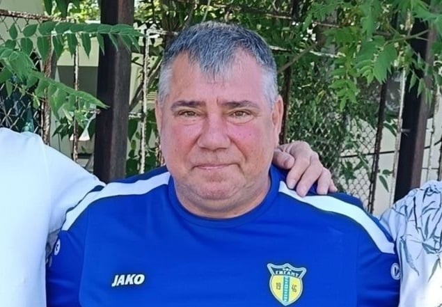 Гигант (Съединение) разгроми Димитровград с 4:0 Гигант (Съединение) победи категорично с 4:0 като гост Димитровград в мач от предпоследния кръг на Югоизточната Трета лига. Още до почивката Гигантите вкараха и четирите си гола. "Такъв отбор на Гигант искам да виждам. Да атакува, да създава положения и да реализира голове. Защото ние имаме потенциал. Вярно е, че това са последни кръгове, но искаме да завършим сезона подобаващо, защото и без това имахме достатъчно трудности по време на годината", коментира Добри Козарев пред официалния сайт на Гигант Съединение. "В днешния мач бяхме без резервен вратар... нашите проблеми с контузени и отсъстващи футболисти явно ще продължат до последния кръг. Имахме само четирима на резервната скамейка. В последния кръг сме домакини на Нефтохимик - ще се хвърлим за победа и срещу тях", каза още Козарев.