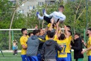 Титулярният вратар на Волов-Шумен 2007 Петър Петров изигра своя последен мач за отбора. 18-годишният футболист току-що завърши средното си образование и продължава обучението си в чужбина. Петров ще следва в Хага, Нидерландия. През сезона той бе на вратата почти във всеки двубой и записа 8 сухи мрежи по време на впечатляващата победна серия на тима, която вече е 11 срещи. „На него много му се искаше да остане тук. Много добро момче е. Дори се разплака накрая, защото иска да играе още за нашия тим. Но нека продължи и дано да си намери къде да играе там за забавление“, сподели президентът на клуба Иван Станчев. Пожелаваме много успехи на Петър във всяко бъдещо начинание! снимка: ШУМ.БГ