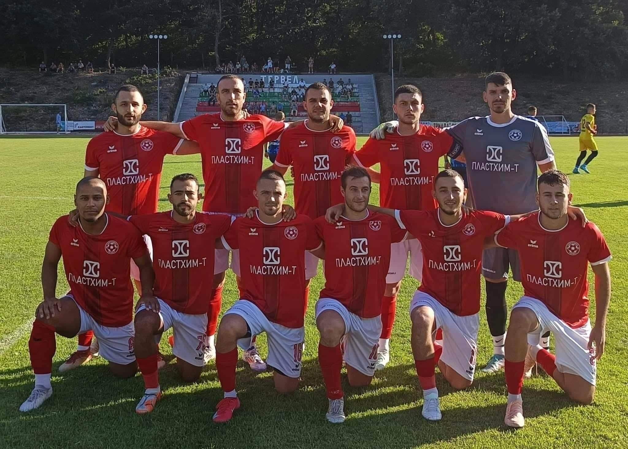 Септември (Тервел) разгроми Спартак II (Варна) с 4:1 Септември (Тервел) победи Спартак II (Варна) с 4:1 на свой терен в среща от 33-ия кръг на Североизточната Трета лига. Това бе последният мач за "хановете" преди почивката им в заключителния кръг на шампионата. В 28-ата минута Доминиращите домакини откриха резултата чрез Владислав Мирчев, който се разписа след подаване на Данаил Димов. В самия край на първото полувреме Христодар Христов удвои след отлична индивидуална акция. Само три минути след началото на втората част "соколите" върнаха интригата с гол на Кристиан Абу Рахал. Последваха няколко напрегнати минути — силни настъпления от септемврийци, добри спасявания на вратаря на гостите и няколко пропуска за домакините. В 70-ата минута Станислав Иванов върна комфорта в резултата — 3:1. Само три минути по-късно Петър Георгиев оформи крайното 4:1 след асистенция на Христодар Христов. Отборът не успя да защити титлата си, но остана в битката до самия край и се показа като равностоен на шампионите от Черноморец (Балчик) и Лудогорец III (Разград). Септември (Тервел) също дебютира във финалната четворка за Купата на Аматьорската лига. Сезонът за Септември (Тервел) приключва с актив от 78 точки след 25 победи, 3 равенства и 4 поражения.