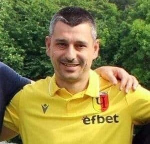 Черноломец (Попово) отстъпи с 1:3 при визитата си на Лудогорец III (Разград) в среща от 33-ия кръг на Североизточната Трета лига. Отборът поведе и се оттегли на почивка с преднина 1:0, но през второто полувреме домакините успяха да обърнат развоя на срещата. "Загубихме, но аз съм доволен от представянето на моя отбор. През първото полувреме се представихме много добре, поведохме още в началото, пропуснахме и още шансове, като междувременно не допуснахме опасности пред нашата врата", коментира старши треньорът Невен Венков пред официалния сайт на Черноломец (Попово). "През второто полувреме отпаднахме физически. Споделял съм и преди за този наш проблем - имаме много класа, но липсата на тренировки оказва голямо влияние. Именно това беше причината да допуснем обрат и да загубим, но за това допринесе и отлично подготвеният отбор на домакините", добави наставникът. "Въпреки загубата поздравявам момчетата, защото видях, че дадоха всичко от себе си, а това е много важно за мен. Имаше хора, които буквално едва се добраха до съблекалнята от умора и схващания", завърши Венков.