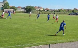 ОФК Несебър разгроми Асеновец с 8:1 в последния кръг ОФК Несебър победи Асеновец (Асеновград) с 8:1 в последния си мач за сезона в Югоизточната Трета лига. Двубоят се проведе на стадиона в Равда и бе последен за двата отбора в шампионата. Несебър завърши сезона с 91 точки и голово салдо 116:22, докато Асеновец изпада от дивизията. Иван Колев бе най-резултатен за домакините с 5 гола. По един добавиха Кристиян Парашкевов, Анжел Петров и Калоян Недев. За гостите точен бе Атанас Зехиров. Головата фиеста започна още в третата минута, когато Иван Колев откри резултата. Той удвои преднината на Несебър в 22-ата минута от дузпа. Три минути по-късно Кристиян Парашкевов направи 3:0. В 38-ата минута Атанас Зехиров върна едно попадение за Асеновец, а в 41-ата Колев оформи хеттрика си за 4:1. През втората част темпото на Несебър спадна, но тимът все пак вкара още четири гола. Анжел Петров направи 5:1 в 57-ата минута. В 76-ата минута Иван Колев отбеляза четвъртото си попадение за 6:1, а само 60 секунди по-късно Калоян Недев се разписа за 7:1. В 80-ата с петото си попадение Колев оформи крайното 8:1.