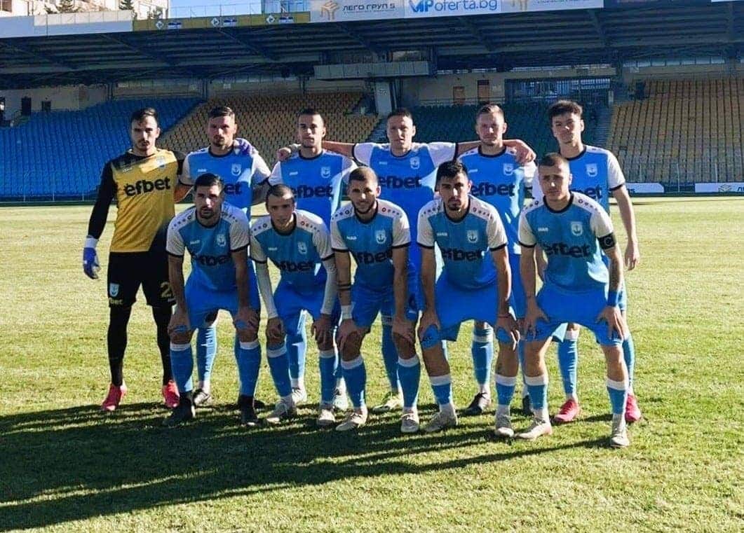 ФК Созопол победител над ФК Раковски с 4:1 в края на сезона ФК Созопол победи с 4:1 гостуващия ФК Раковски в среща от 38-ия и последен кръг на Югоизточната Трета лига. Двубоят се игра в Царево, където небесносините проведоха последните си домакинства през пролетния дял на сезона. С тази победа ФК Созопол завършва шампионата на 8-мо място — подобрение спрямо предишните два сезона, в които тимът финишира 13-ти. На почивката резултатът бе 1:0 след гол на Димитър Николов. През втората част резервата Иван Попов удвои аванса на домакините. Кристофер Ноел Петров, също влязъл от резервната скамейка, направи резултата 3:0, а впоследствие Глен Хабимана реализира за 4:0. В края на срещата гостите стигнаха до почетно попадение чрез Георги Иванов.