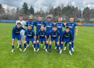 Рилски спортист победи Пирин (Гоце Делчев) с 2:1 Рилски спортист (Самоков) завърши сезона 2025/26 в Югозападната Трета лига с победа 2:1 при гостуването си на Пирин (Гоце Делчев) в последния 34-ти кръг. Шампионите записаха 25-а победа през кампанията и приключиха сезона по шампионски. Всички голове паднаха през второто полувреме — Георги Божилов реализира два пъти за „скиорите“, откривайки в 55-ата минута и удвоявайки в 75-ата. В 80-ата минута домакините върнаха един гол от дузпа, който оформи крайния резултат. Рилски спортист бе сигурен шампион още преди четири кръга и след 16-годишна пауза се завръща в професионалния футбол.