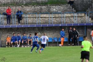 Черноморец (Балчик) посреща ФК Аксаково в последния кръг на сезона Черноморец (Балчик) ще приеме ФК Аксаково в 34-ия кръг на Североизточната Трета лига. Двубоят е в събота, 30-ти май, от 15:00 часа на градския стадион в Балчик. „Очакваме доста зрители на последния мач за сезона. От клуба са подготвили интересна програма и изненади за привържениците. Аксаково е отбор, който може да изненада всеки, затова трябва да подходим максимално отговорно към срещата, за да вземем трите точки и да допринесем за празничната атмосфера. Това би бил подобаващ край на забележителния сезон, който момчетата изиграха“, каза Станчев преди срещата. Капитанът Мирослав Начев ще изтърпи наказание от един мач заради червения картон, който получи при гостуването на Ботев (Нови пазар), спечелено с 4:0. След този успех балчиклии спечелиха и титлата в шампионата. Един от най-важните играчи в състава, Стефан Митев, също няма да може да вземе участие в срещата. „През сезона доказахме, че независимо кой е на терена, можем да постигаме нужния резултат, така че влизаме уверено в двубоя“, добави още младият специалист. Снимка: Марияна Върбанова