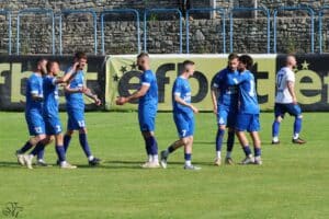Черноморец (Балчик) победи Аксаково с 3:0 в последния кръг на Североизточната Трета лига Шампионът Черноморец (Балчик) завърши сезона с убедителна победа 3:0 над Аксаково в домакинството си от 34-ия и последен кръг на Североизточната Трета лига. Първата част премина при надмощие на „чайките“, но без попадения. Развръзката дойде в 51-ата минута, когато Мартин Янакиев откри резултата с диагонален удар от границата на наказателното поле. Пет минути по-късно Никола Владев удвои след разбъркване в наказателното поле, възникнало след центриране от корнер. Последният гол за сезона за Черноморец бе реализиран от Мартин Петков в 79-ата минута, оформяйки крайното 3:0. С успеха отборът затвори сезона по перфектен начин — дванадесета поредна победа и осма поред без допуснат гол. Черноморец бе вече сигурен шампион от миналия кръг, а с този мач тимът оформи актив от 82 точки след 27 победи, 4 равенства и само 1 загуба. Под ръководството на Ивайло Станчев отборът вкара 92 гола и допусна едва 14. Снимка: Марияна Върбанова