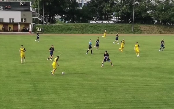 Черноломец (Попово) победи Доростол (Силистра) с 3:0 Черноломец (Попово) постигна класическа победа с 3:0 над Доростол (Силистра) в мач от последния 34-ти кръг на Североизточната Трета лига. Домакините финишираха на пето място в крайното класиране с актив от 63 точки. Още до почивката тимът, воден от старши треньора Невен Венков, си осигури удобен аванс след попадения на Мартин Ковачев и Мехмед Сабри. През втората част срещата се поуспокои, а Черноломец вкара третото си попадение пет минути преди края — в игра се появи опитният Тихомир Кънев, който оформи крайното 3:0.