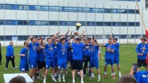 Черноморец (Балчик) триумфира в Североизточната Трета лига с шест точки аванс Шампионът на Североизточната Трета лига Черноморец (Балчик) доминираше в групата и завърши сезона 2025/26 с преднина от 6 точки пред Лудогорец III. „Чайките“ записаха няколко впечатляващи постижения през шампионската кампания: най-добра защита в групата; най-силен отбор както при домакинстване, така и при гостувания; най-малко загуби сред всичките четири групи на третото ниво на българския футбол. Черноморец претърпя само едно поражение в рамките на 32 мача през сезона. От останалите срещи тимът регистрира 27 победи и 4 равенства. Отбраната на балчиклии позволи едва 14 допуснати гола през кампанията. На второ място е Лудогорец III с 19 допуснати попадения. В сравнение с останалите групи само Академик (Свищов) има по-малко допуснати голове — 11, но в 22 срещи. Като домакин Черноморец бе почти непобедим: 14 победи и 2 равенства, които донесоха 44 точки — с 3 точки повече от втория във вътрешната класация Волов-Шумен 2007. При гостувания тимът също бе най-ефективен с актив от 41 точки. След „чайките“ се нареждат Лудогорец III и Септември (Тервел) с по 39 точки.