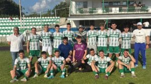 Бенковски (Исперих) II завърши сезона с разгромно 8:0 над Арсенал (Лъвино) В последния си мач за сезона вторият отбор на Бенковски (Исперих) постигна убедителна победа с 8:0 срещу Арсенал (Лъвино). С този резултат нашите момчета си гарантираха третото място в крайното класиране на Областна група - Разград и бяха наградени с купа за завоюваното класиране. За тези юноши това бе първи преходен сезон към мъжкия футбол. Срещите с по-опитните мъжки отбори не са лесни, но през годината те показаха изключително достойно отношение — с хъс, борбеност и стремеж към развитие. Гордеем се с вас, момчета! Това е само началото — продължавайте да тренирате усилено и да защитавате емблемата на клуба.