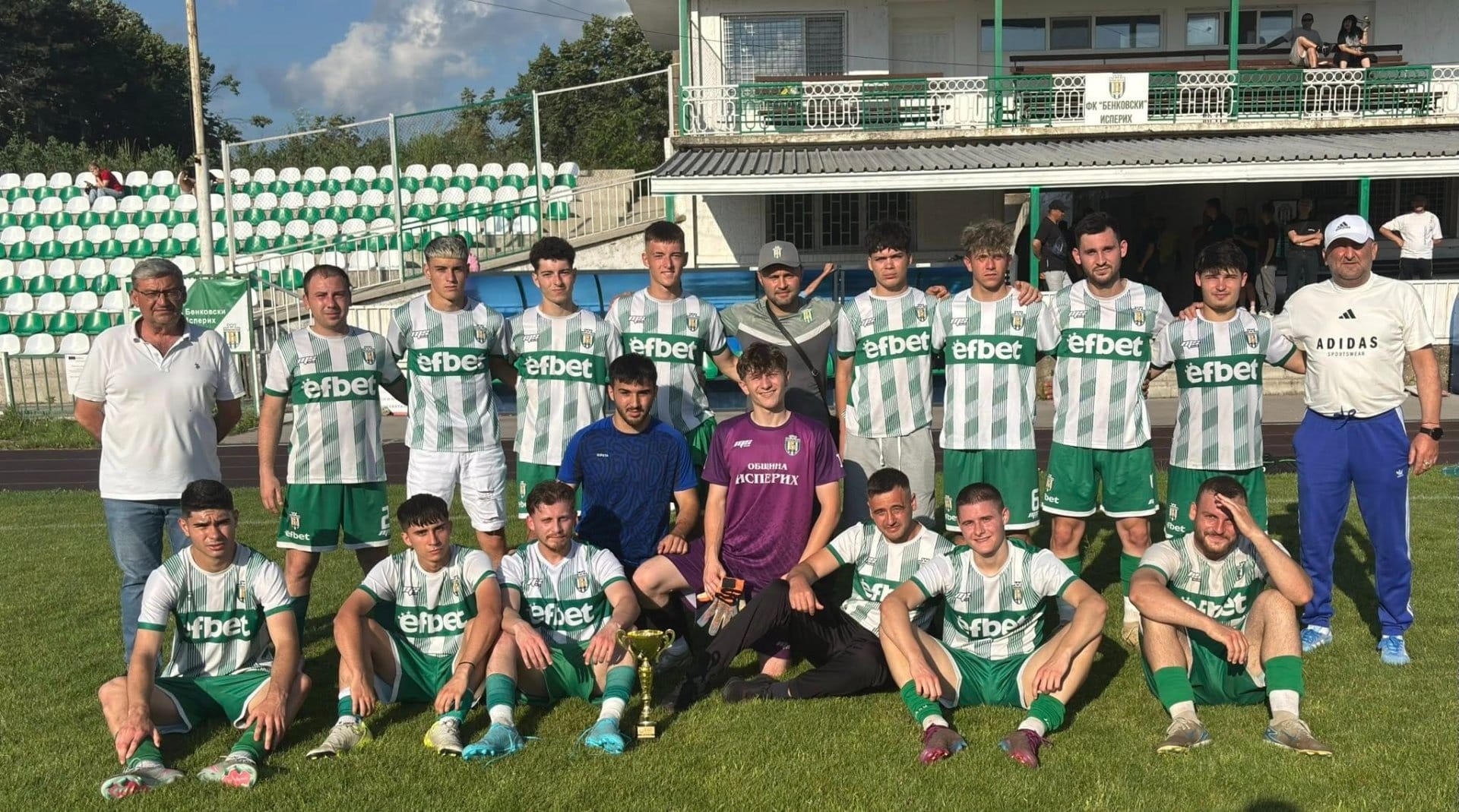 Бенковски (Исперих) II завърши сезона с разгромно 8:0 над Арсенал (Лъвино) В последния си мач за сезона вторият отбор на Бенковски (Исперих) постигна убедителна победа с 8:0 срещу Арсенал (Лъвино). С този резултат нашите момчета си гарантираха третото място в крайното класиране на Областна група - Разград и бяха наградени с купа за завоюваното класиране. За тези юноши това бе първи преходен сезон към мъжкия футбол. Срещите с по-опитните мъжки отбори не са лесни, но през годината те показаха изключително достойно отношение — с хъс, борбеност и стремеж към развитие. Гордеем се с вас, момчета! Това е само началото — продължавайте да тренирате усилено и да защитавате емблемата на клуба.