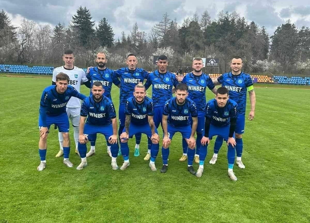 Рилски спортист (Самоков) добави още две контроли към програмата си през предсезонната подготовка преди началото на кампания 2026/27 в MrBit Втора лига. Освен първоначално обявените пет приятелски срещи шампионът на Югозападната Трета лига ще се изправи срещу елитния Славия и срещу новака в третото ниво на българския футбол Национал (София). „Белите“ ще бъдат първият съперник на самоковци това лято, а срещата с Национал ще даде възможност на Рилецо да представи отбора, който за първи път от 16 години ще се подвизава в професионалния футбол у нас. Двубоят със Славия е насрочен за 27 юни, събота, и ще се играе на „Арена Симитли“. Последната проверка е на 18 юли, седмица преди старта на шампионата. Пълен списък с приятелските мачове на Рилски спортист по време на лятната подготовка: 27.06 - Рилски спортист - Славия 01.07 – Рилски спортист – Арда (Кърджали) 04.07 – Рилски спортист – Вихрен (Сандански) 08.07 – Рилски спортист – Локомотив (Пловдив) 11.07 – Рилски спортист – ЦСКА II 15.07 – Рилски спортист – Марек (Дупница) 18.07 - Рилски спортист - Национал (София)