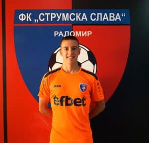 Сергей Митков се завръща в Струмска слава Юношата на Струмска слава Сергей Митков се завръща в родния клуб след престой в школата на Локомотив София. Младият вратар е първото ново попълнение в състава на "Славата". През изминалия сезон Серги беше основен избор за формацията U18 на железничарите, която се състезаваше в елитната група. Всички в клуба приветстват Серго с „добре дошъл” и му пожелават здраве и спортни успехи с екипа на Славата!