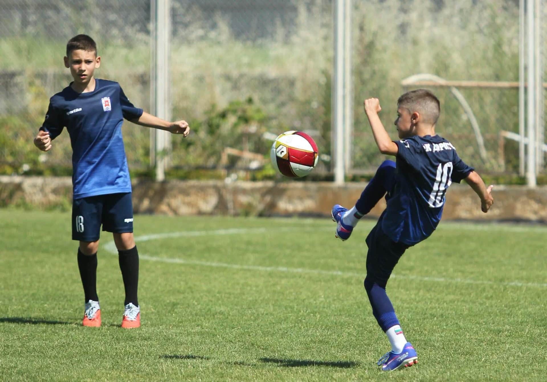 Децата на Доростол с още две победи на GOLDEN DOBRUDZHA CUP 2026 Малките надежди на Доростол Силистра постигнаха две нови победи в рамките на престижния турнир GOLDEN DOBRUDZHA CUP 2026. Днес силистренците надиграха категорично своите опоненти — 8:2 срещу румънския Академия Хаджи и 3:0 срещу Фортуна (София). Припомняме, че вчера малчуганите също записаха по две победи.