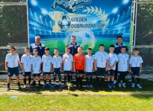 ФК Доростол Силистра с сребро и бронз от Golden Dobrudzha Cup Младите таланти на ФК Доростол Силистра постигнаха отличен резултат на международния детски турнир Golden Dobrudzha Cup, завоювайки сребърни и бронзови медали в две възрастови групи. Надпреварата се проведе на терените в КК Албена от 25 до 28 юни и събра отбори от България и чужбина. Футбол-5 (до 8 г.) — сребърен медал Под ръководството на треньорския екип Деян Дечев, Георги Иванов и Стоян Ангелов отборът до 8 години впечатли с характер и дисциплина и достигна финала в турнира на формат Футбол-5. В груповата фаза и елиминациите момчетата записаха убедителни победи: Добруджа (Добрич) — 5:1 Розова долина (Казанлък) — 12:0 Фортуна (София) — 3:0 Национал (София) — 5:1 Във финалния двубой отстъпиха с 1:3 на Тича (Варна) и завършиха турнира със сребърни отличия. Футбол-7 (до 9 г.) — бронзов медал Отборът до 9 години се включи в турнира на формат Футбол-7 и спечели бронзовите медали. В дебютното си участие в този формат "доростолчета" стартираха силно с победи: Добруджа — 10:1 Академия Хаджи (Румъния) — 8:2 В полуфинала отстъпиха на шампиона в тази възрастова група Национал (София), а в мача за третото място победиха Шампиони (Варна) и заеха почетното трето място. Ръководството на клуба изказва благодарности към родителите, приятелите и всички, които подкрепиха отбора от трибуните. Вашата подкрепа дава криле на децата да продължат напред!