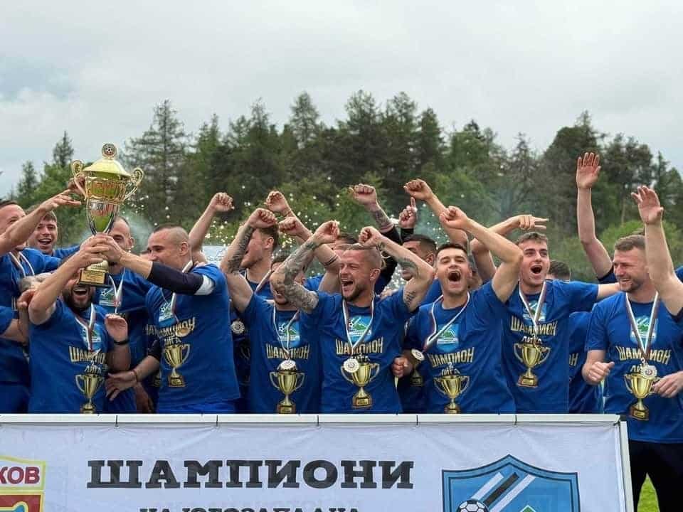 Рилски спортист (Самоков) вече има официална програма за сезон 2026/27 в MrBit Втора лига. „Скиорите“ започват кампанията с домакинство срещу дубъла на Лудогорец (Разград) на 25 юли, след което на 1 август гостуват на Фратрия (Бенковски). В първото си участие в професионалния футбол от 16 години насам Рилски спортист ще приеме Спартак (Плевен) в III кръг, а в IV кръг ще гостува на Етър (Велико Търново). Другият новак в първенството — Несебър, е съперник на Рилецо в VIII кръг. Интересен момент от календара за отбора са X и XI кръг, когато тимът ще играе две поредни Югозападни дербита — при Марек (Дупница) и у дома срещу Пирин (Благоевград). Според регламента отборите, завършили между 14-о и 18-о място, изпадат, а 13-ият ще се бори за оставане във Втора лига през сезон 2027/28 чрез бараж срещу един от първенците от Североизточната или Северозападната Трета лига. Промоция за елита получава само шампионът, а вторият в класирането ще играе бараж срещу 13-ия от Първа лига. Пълната програма на Рилски спортист за есенния дял: I кръг - Рилски спортист - Лудогорец II II кръг - Фратрия - Рилски спортист III кръг - Рилски спортист - Спартак (Плевен) IV кръг - Етър ВТ - Рилски спортист V кръг - Рилски спортист - Монтана VI кръг - Добруджа - Рилски спортист VII кръг - Рилски спортист - Спортист (Своге) VIII кръг - Несебър - Рилски спортист IX кръг - Рилски спортист - Янтра (Габрово) X кръг - Марек (Дупница) - Рилски спортист XI кръг - Рилски спортист - Пирин (Благоевград) XII кръг - Рилски спортист - Локо ГО XIII кръг - Берое - Рилски спортист XIV кръг - Рилски спортист - Вихрен XV кръг - ЦСКА II - Рилски спортист XVI кръг - Рилски спортист - Хебър XVII кръг - Черноморец БС - Рилски спортист