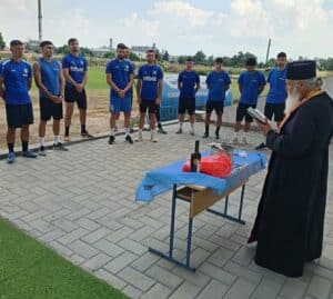 Гигант (Съединение) започна лятна подготовка Гигант (Съединение) стартира днес лятната си подготовка преди новия сезон в Югоизточната Трета лига. Старши треньорът Васил Стефанов изведе отбора за първа тренировка, а преди заниманието беше отслужен водосвет за здраве. На терена присъства зам.-кметът на Съединение Атанас Вълков, както и фенове, дошли да наблюдават встъпителното занимание. Първите две нови попълнения в тима са: Джошуа Харис от Марица (Пловдив). Защитник, роден през 2005 година, юноша на Марица. Християн Божков — вратар, роден през 2006 година; за последно пазеше за дублиращия отбор на Локомотив (Пловдив). Гигант (Съединение) ще продължи да окомплектова състава си. Първата контролна среща е на 10 юли срещу дубъла на Левски (София). Програма на контролите 1 юли — първа тренировка 10 юли — Гигант (Съединение) – Левски 2 (София) 17 юли — Гигант (Съединение) – Оборище (Панагюрище) 24 юли — Гигант (Съединение) – ЦСКА 3 (София) 31 юли — Гигант (Съединение) – Крумовград