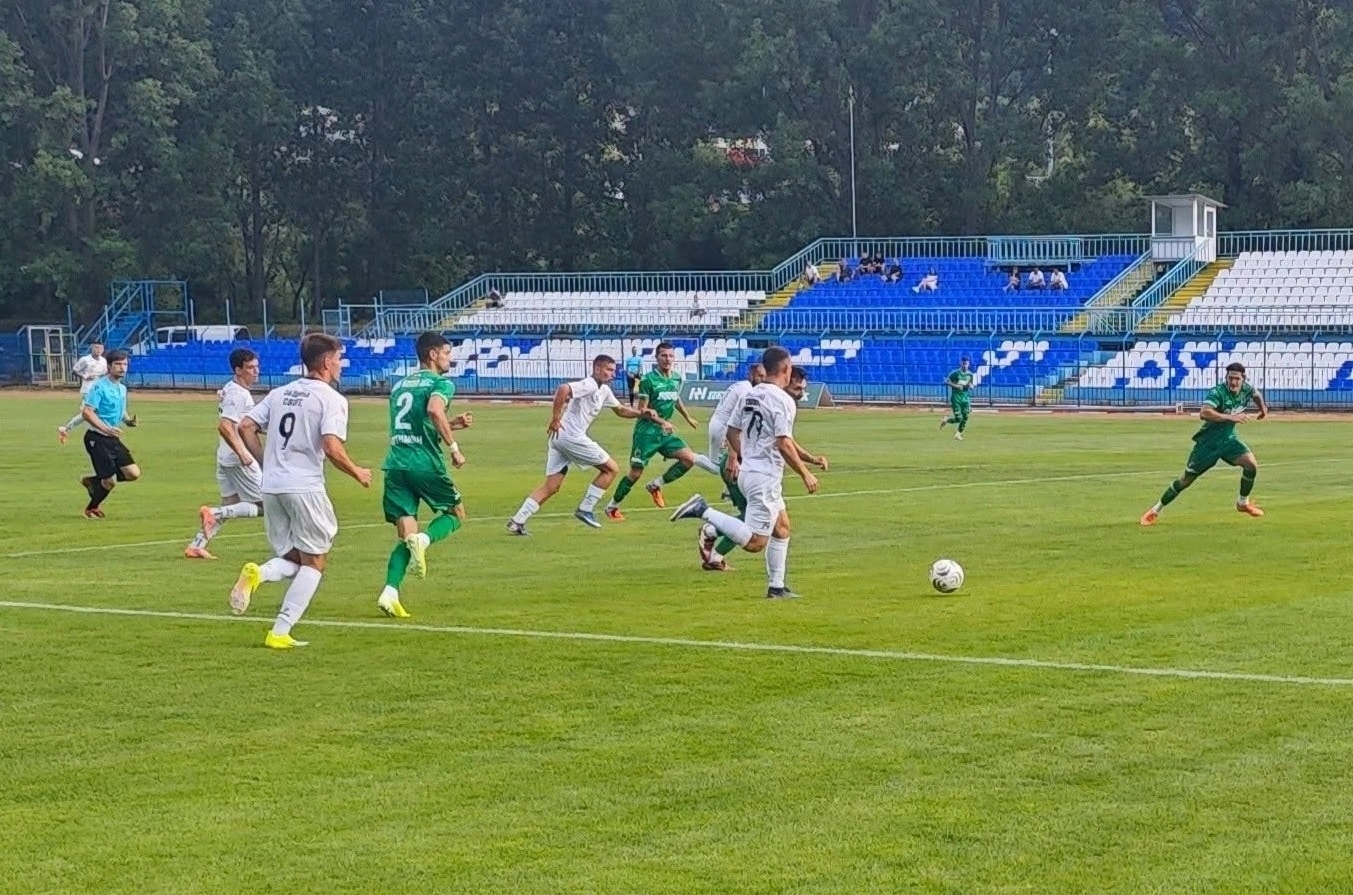 Ботев (Ихтиман) загуби с минималното 0:1 от Спортист (Своге) в контролна среща, играна на стадиона в Своге. Домакините от Втора лига стигнаха до победата в края на мача — в 85-ата минута точен бе привлеченият от Струмска слава Даниел Начев, който оформи крайното 1:0 за "шоколадите". Следващата проверка за ихтиманци е само след три дни — в събота, 18 юли, срещу друг представител на Втора лига, Хебър (Пазарджик). ПРОГРАМА 28 юни, Първа тренировка 11 юли, Ботев (Ихтиман) – ФК Банско 2:1 15 юли, Спортист (Своге) - Ботев (Ихтиман) 1:0 18 юли, Хебър (Пазарджик) - Ботев (Ихтиман) (18:45 часа, в Пазарджик) 22 юли, Ботев (Ихтиман) – Бней Йехуда 25 юли, Ботев (Ихтиман) – Пирин (Разлог)